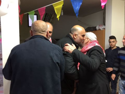 وفد من "المتابعة" يؤكّد مساندته للأسرى المحرّرين في قضية "داني كاتس" حتى إثبات براءتهم